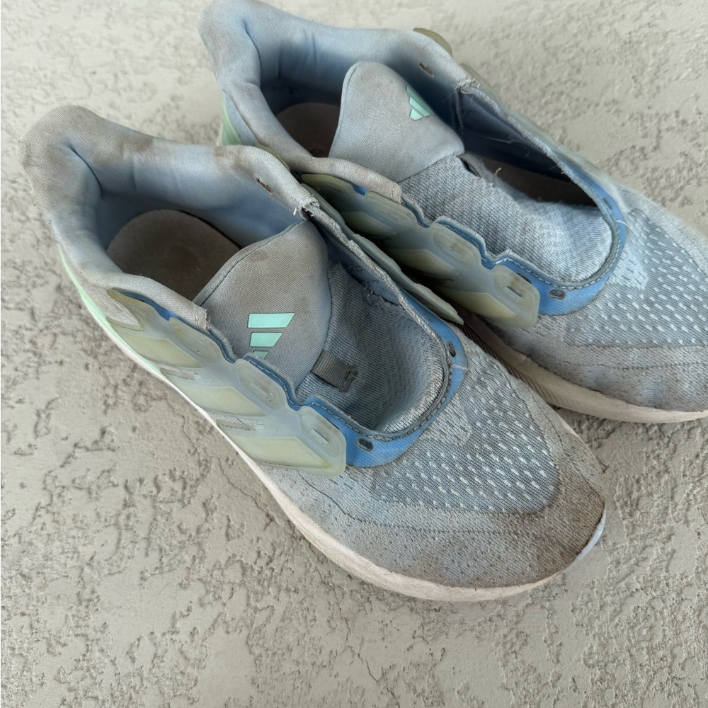Adidas Girls size 5 tennis shoes play athletic shoes